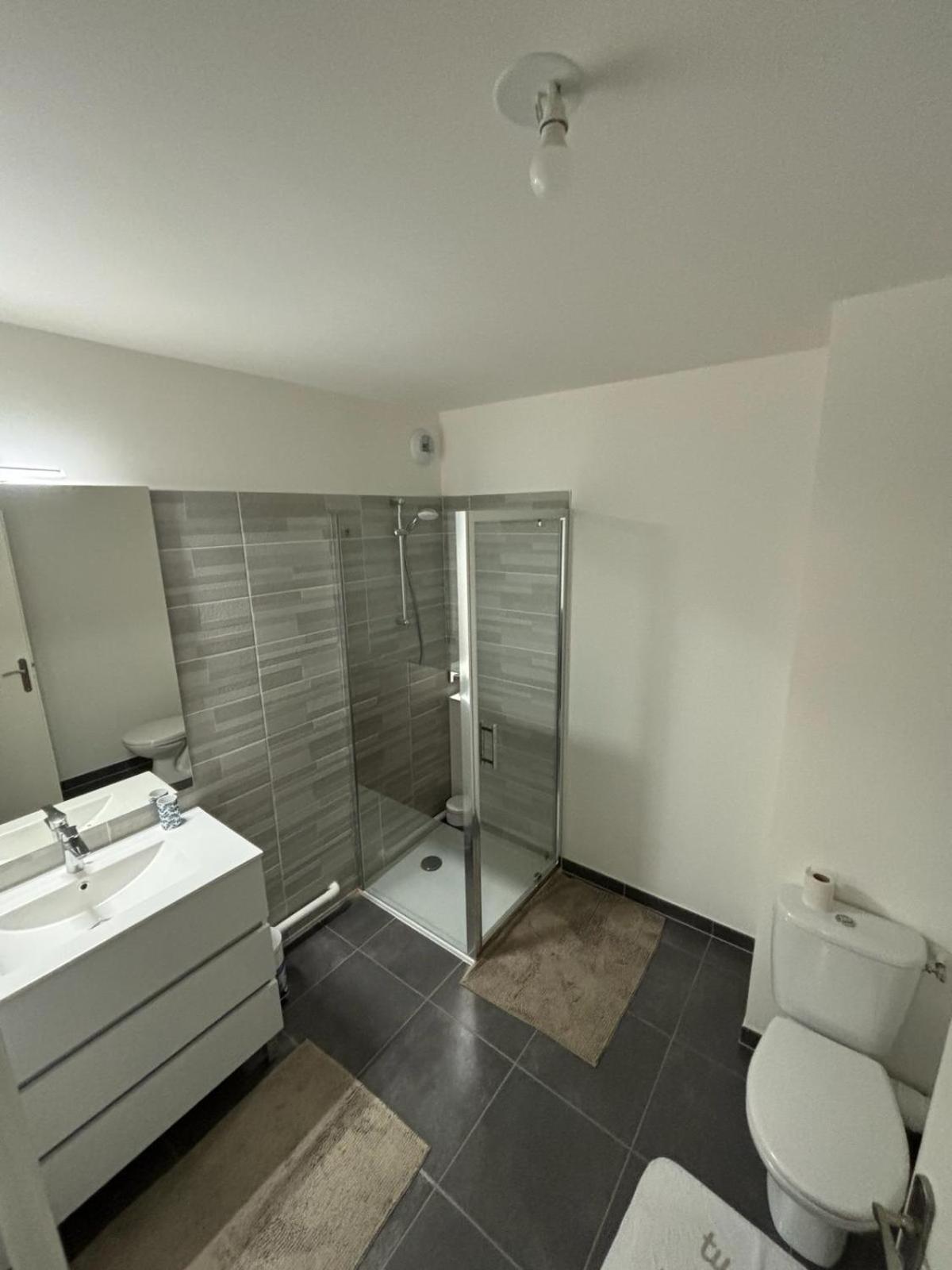 2 Pieces Standing Entre Disneyland Et Paris Neuilly-Plaisance Exterior foto