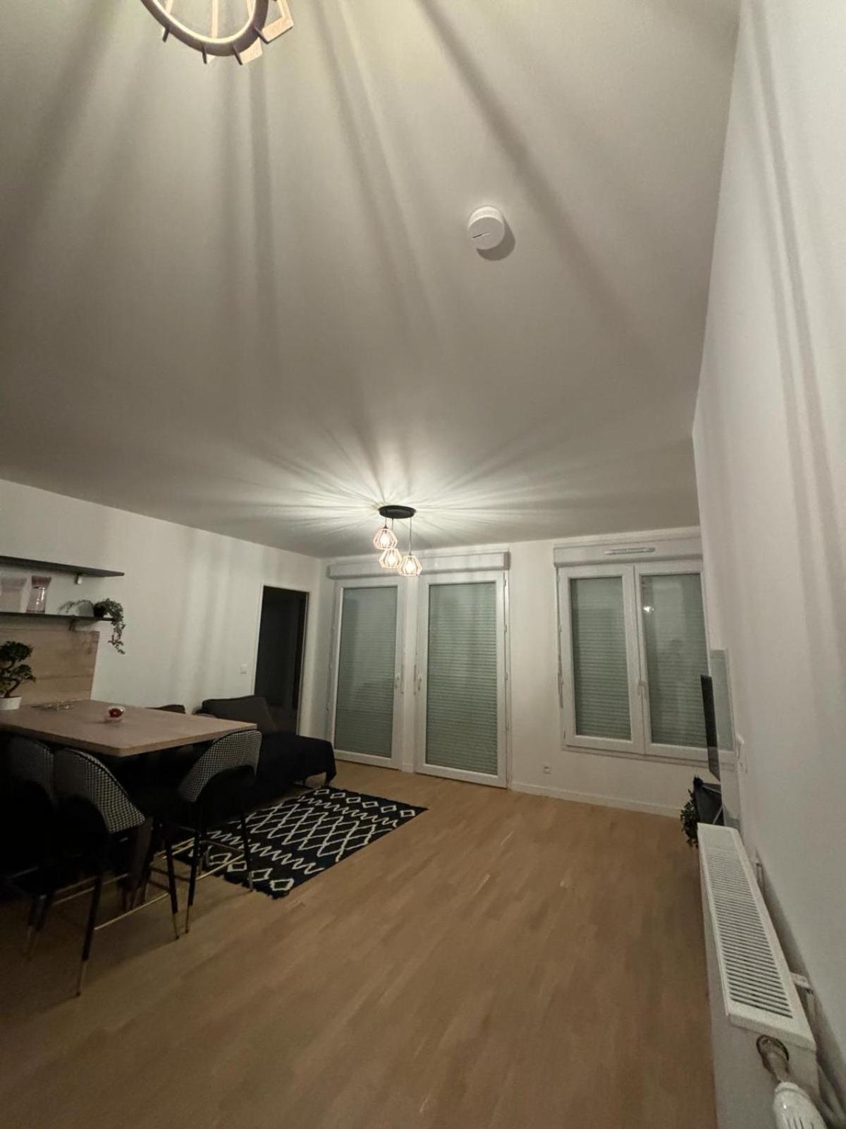 2 Pieces Standing Entre Disneyland Et Paris Neuilly-Plaisance Exterior foto